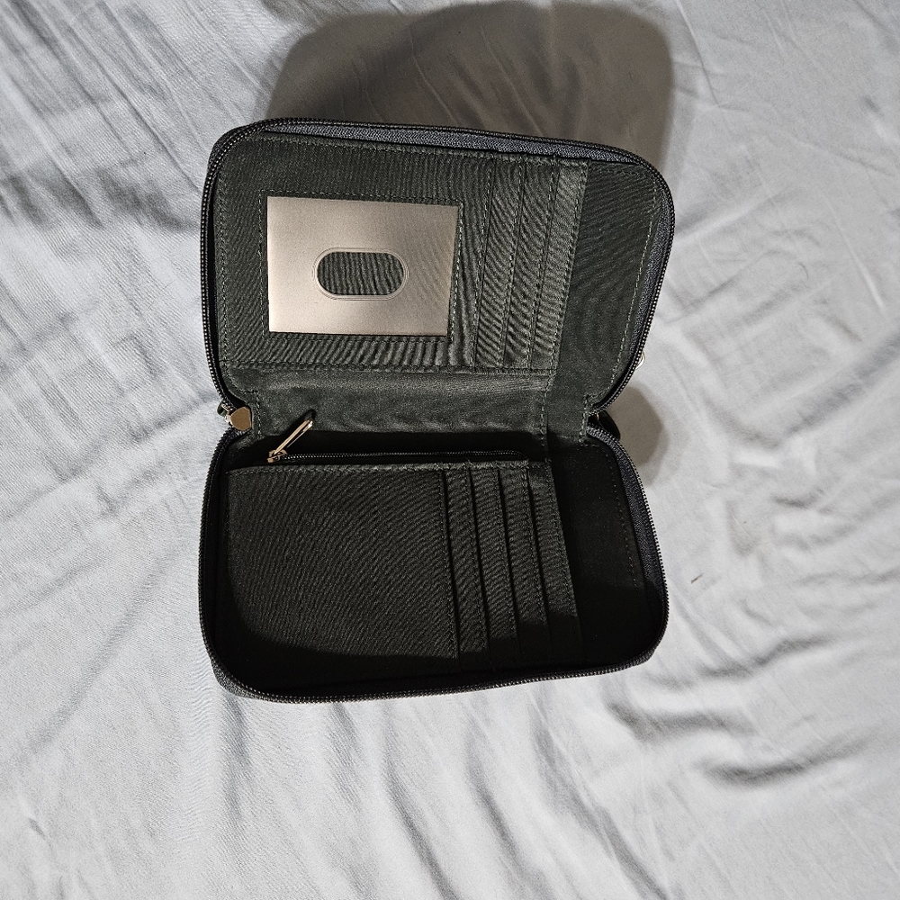 Green wristlet wallet